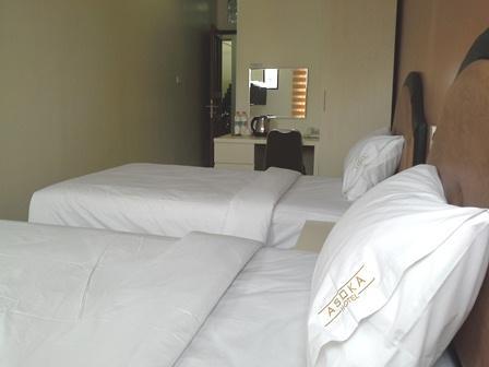 Asoka Inn Bandung Bagian luar foto