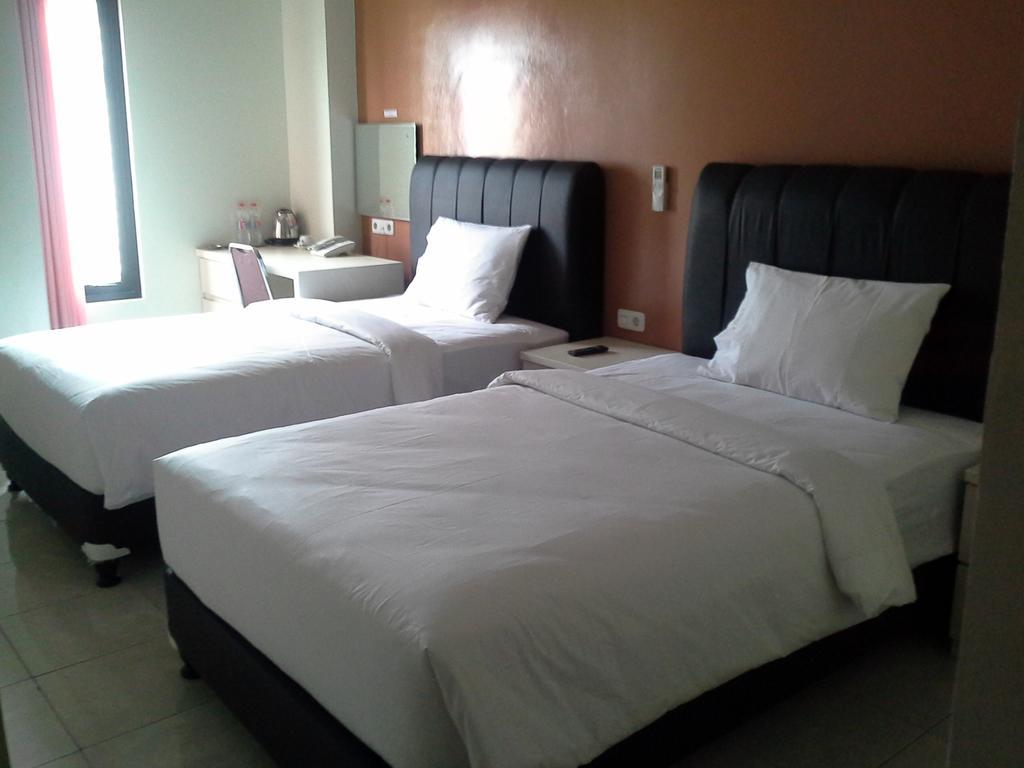 Asoka Inn Bandung Bagian luar foto